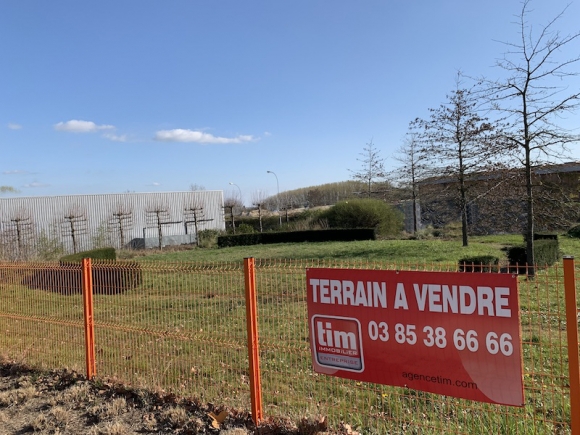 A VENDRE - TERRAIN POUR ACTIVITE TERTIAIRE - MACON NORD