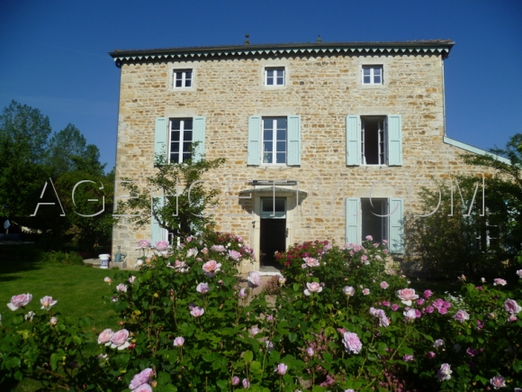 Très belle propriété dans son parc clos de vieux murs