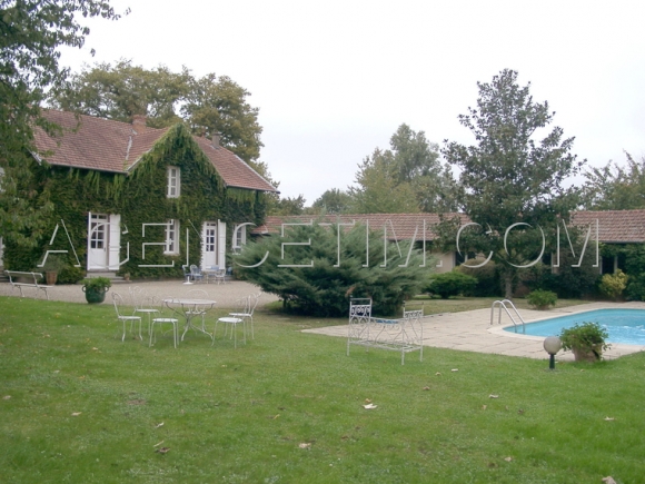 Sud de Mâcon, maison de caractère en très bon état et son logement annexe de plain pied, 