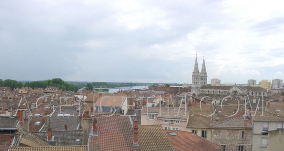 VENDU 2457 centre historique de Mâcon, appartement très lumineux avec vue panoramique