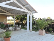 Terrasse couverte et piscine à proximité