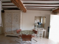 Séjour avec poutres et pierres apparentes 