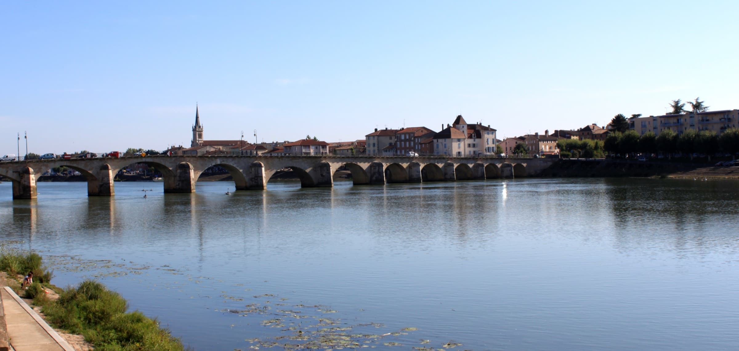 Le pont Saint-Laurent et la ville de Mâcon vus depuis les bords de Saône