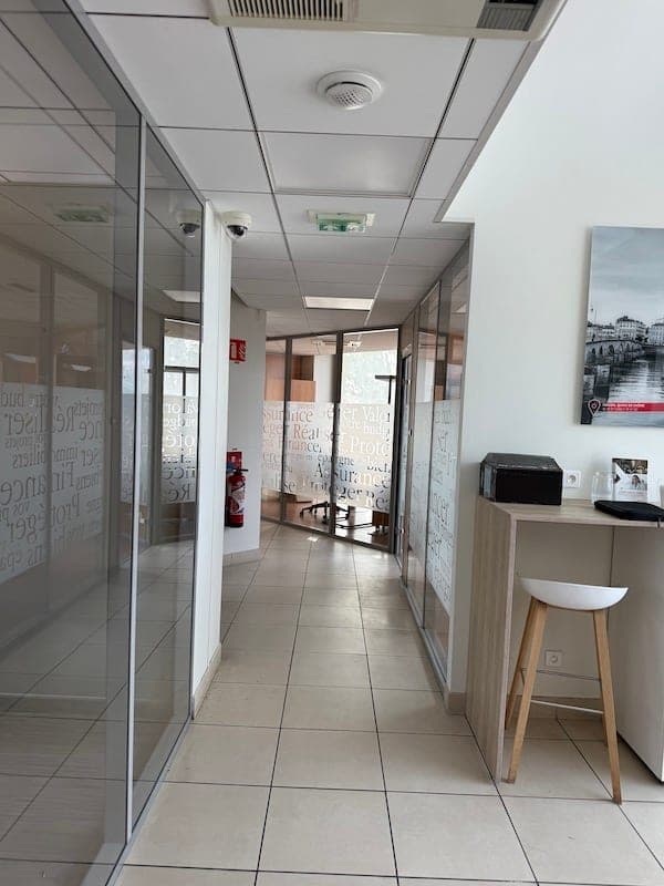 Ensemble de bureaux cloisonnés et climatisés. — Mâcon, photo 2 sur 4