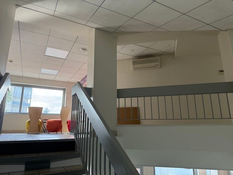 Ensemble de bureaux cloisonnés et climatisés. — Mâcon, photo 3 sur 4