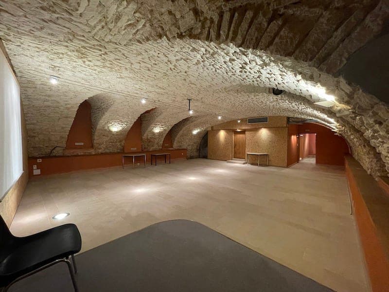 Local commercial à Mâcon — Grande cave 160 m² — Centre-ville