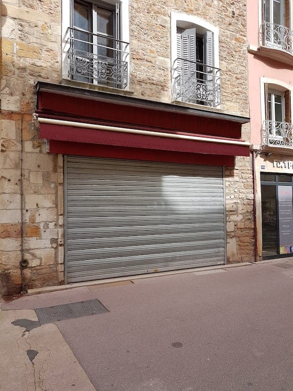Local commercial à Mâcon — Local commercial 100 m² — Centre-ville