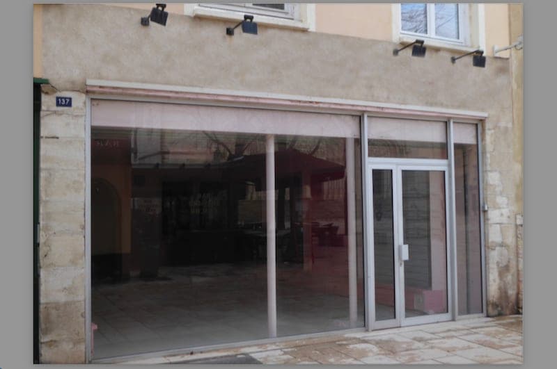 Local commercial à Mâcon — Local commercial 185 m² — Centre-ville