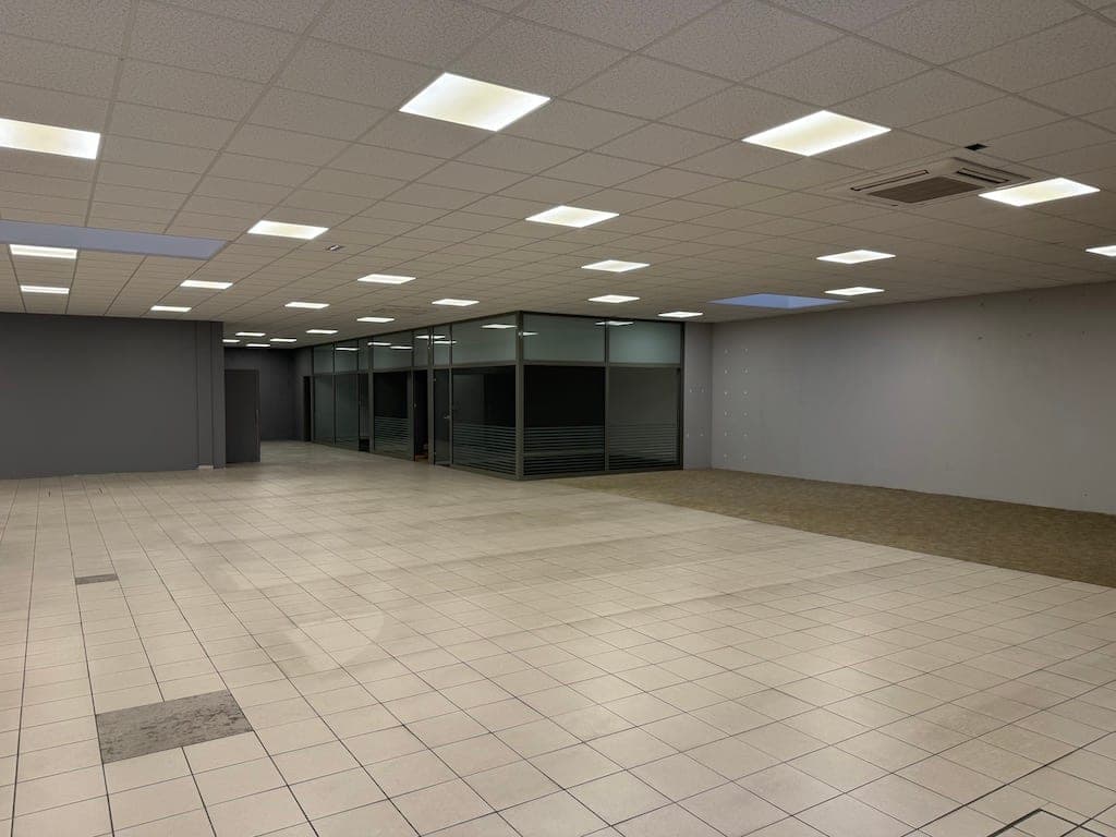 Local commercial 864 m² — Mâcon Sud — Mâcon, photo 2 sur 3
