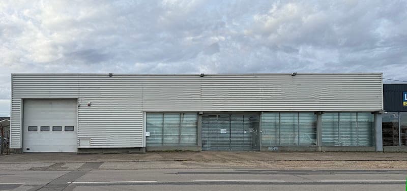 Local commercial à Mâcon — Local commercial 864 m² — Mâcon Sud